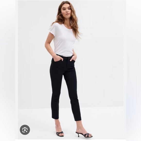 GAP Pants - 💕3/$25💕 GAP Slim City Crop Pants